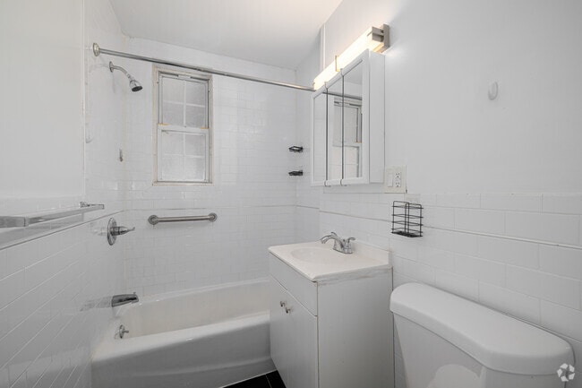 1BR, 1BA - 642SF - Bathroom - Eldorado Village