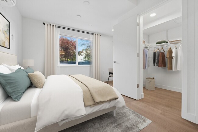 Dormitorio en paquete renovado con suelo de superficie dura - eaves Pleasanton