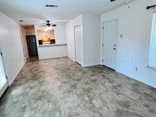 Building Photo - Charming 2 bedroom 1-bathroom Duplex unit ...