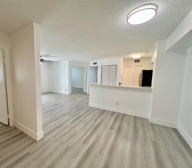 Foto del edificio - 650 S Park Rd