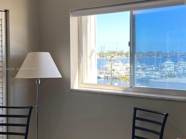 Foto del edificio - 100 Waterway Dr S