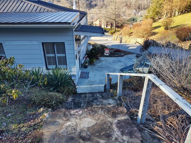 Foto del edificio - Wake Up to the View of the Great Smoky Mountains overlooking picturesque Downtown Sylva!!