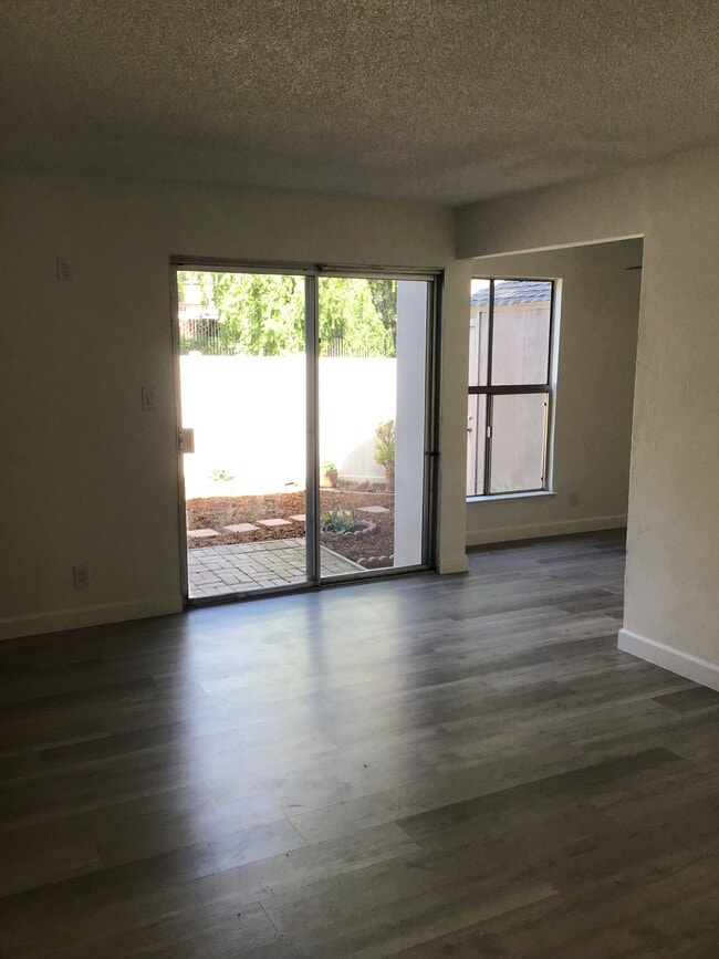 Building Photo - 2033 Sierra Rd