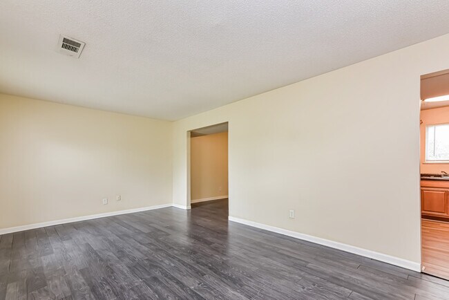 Foto del edificio - 5443 Northcut Dr
