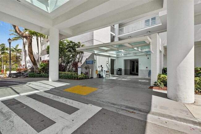 Foto del edificio - 15051 Royal Oaks Ln