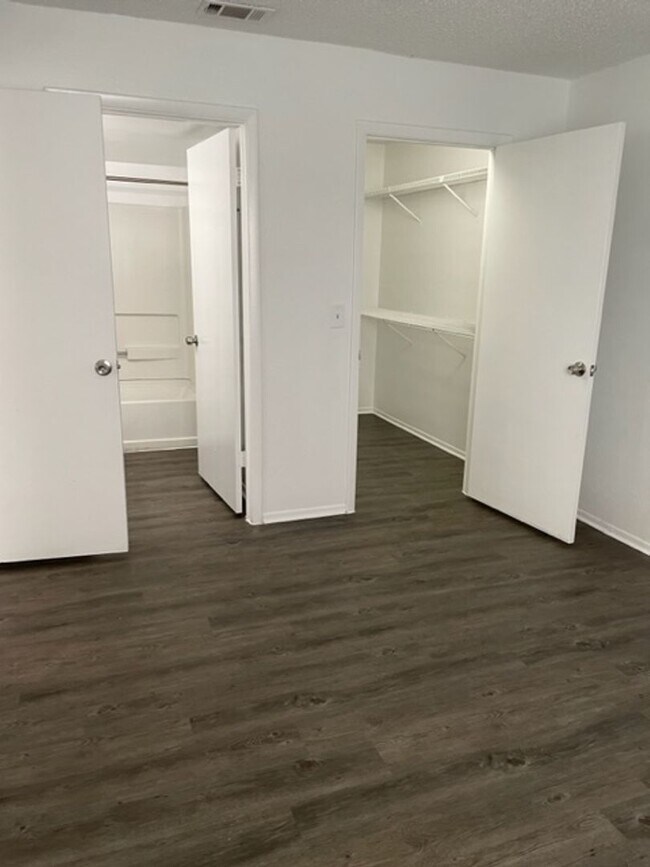 Building Photo - Landing - 633-107