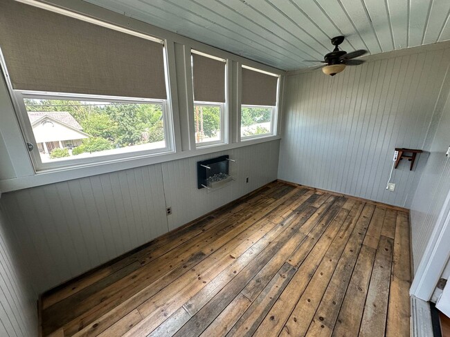 Foto del edificio - Adorable 2 Bedroom One Bathroom Home Close...