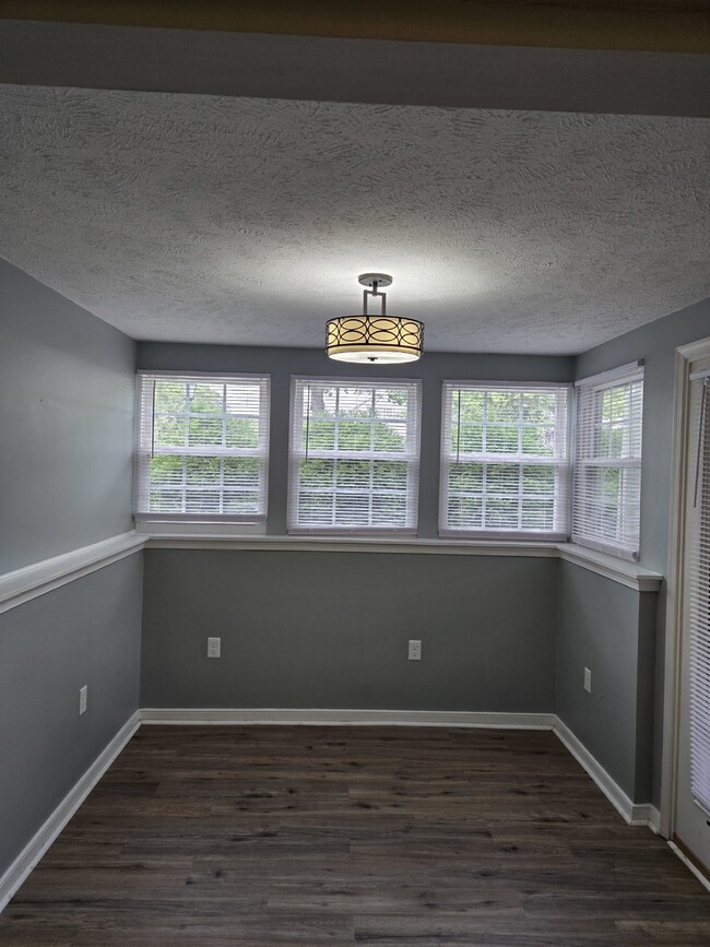 Building Photo - Two Bedroom Condo One level two bedroom co...