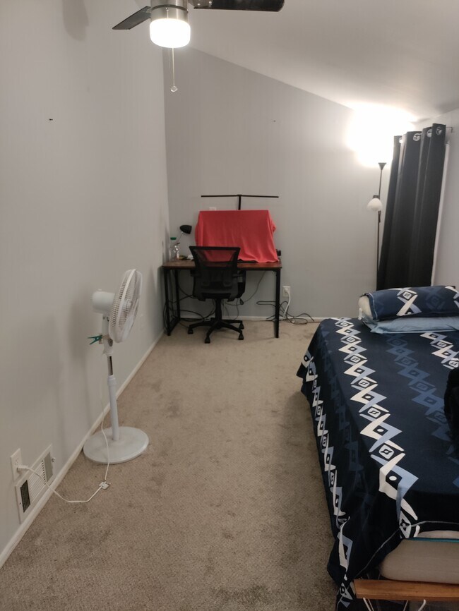 Building Photo - 846 Hoes Ln W