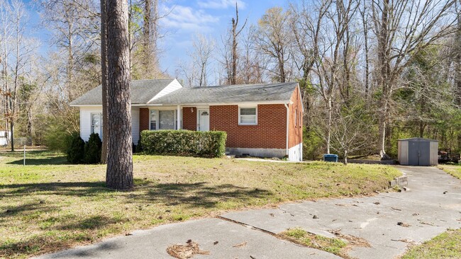 Building Photo - Single Story Brick home