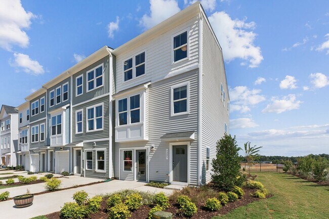 Foto del edificio - New Construction 4BD, 3.5BA End Unit Raleigh Townhome with Easy Access to Downtown Raleigh