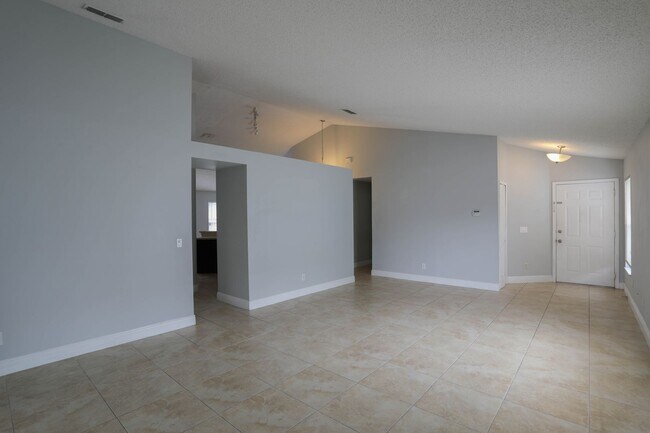 Foto del edificio - 647 Falling Oak Cove