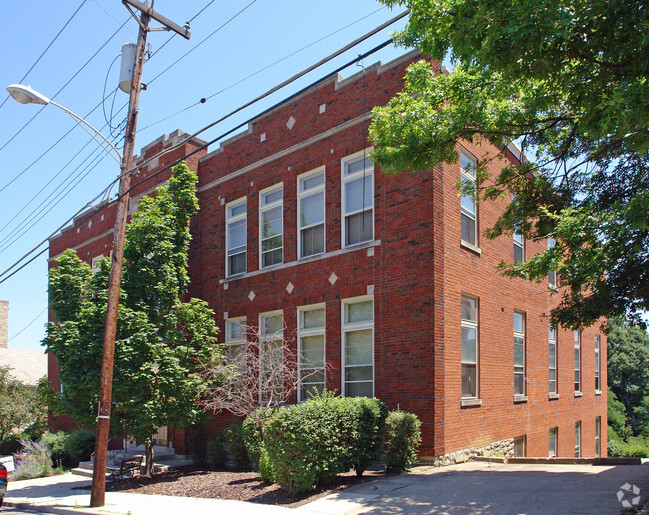 Building Photo - Manor's on Main