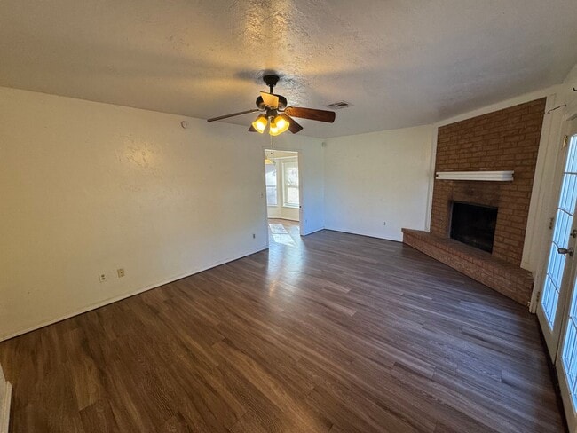Photo - 3 bed ,2  brand new bathrooms, ready for m... House