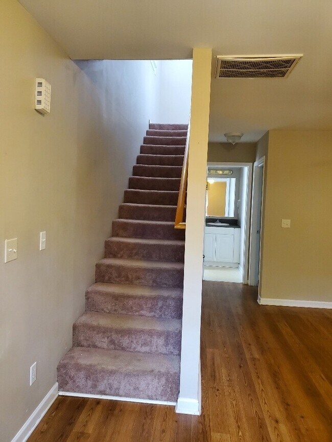 Foto del edificio - SPACIOUS 3 BEDROOM TOWNHOUSE FOR RENT IN GREENVILLE!