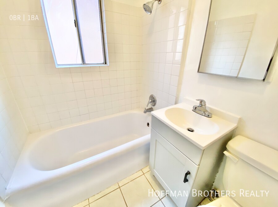 Building Photo - 1121 S Norton Ave