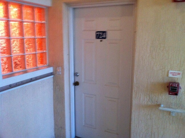 Foto del edificio - 1145 Golden Lakes Blvd