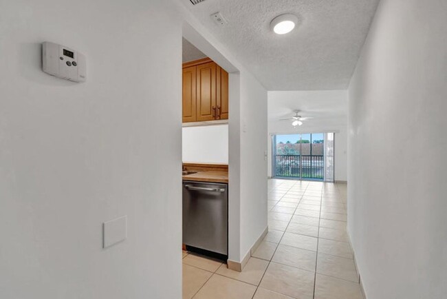 Foto del edificio - 8431 Royal Palm Blvd