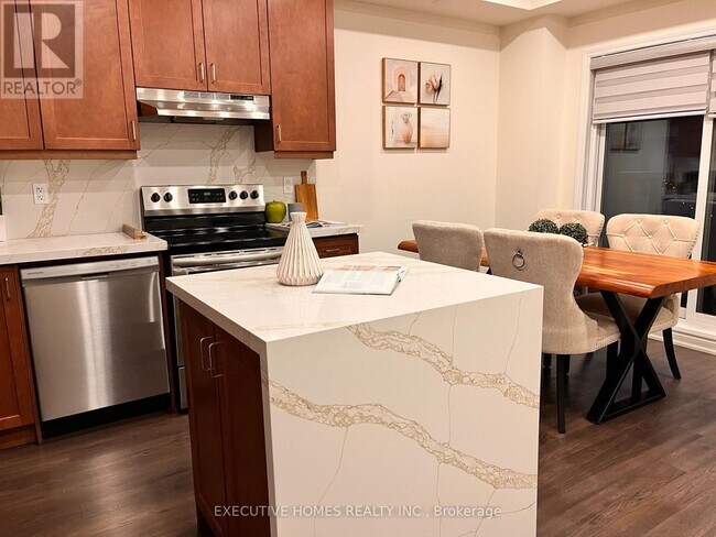 Photo du bâtiment - 220 Lagerfeld Dr