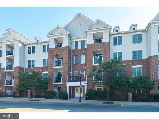 Building Photo - 300 W Elm St