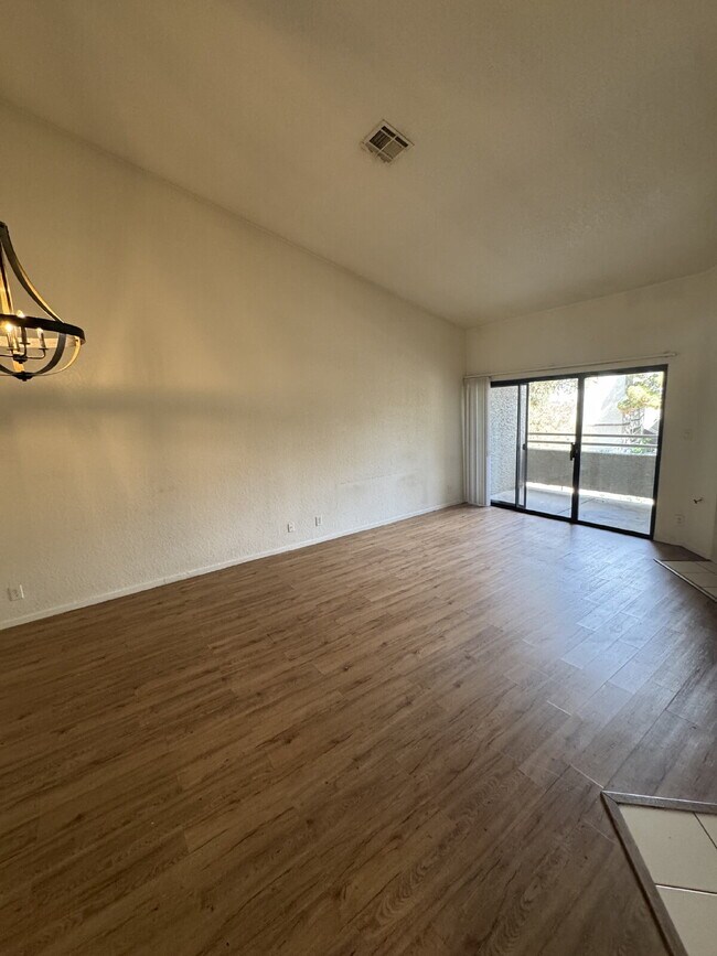 Foto del edificio - "Chic & Cozy 2-Bedroom Condo Oasis in Vibrant Las Vegas – 949 Sq. Ft. of Modern Comfort!"