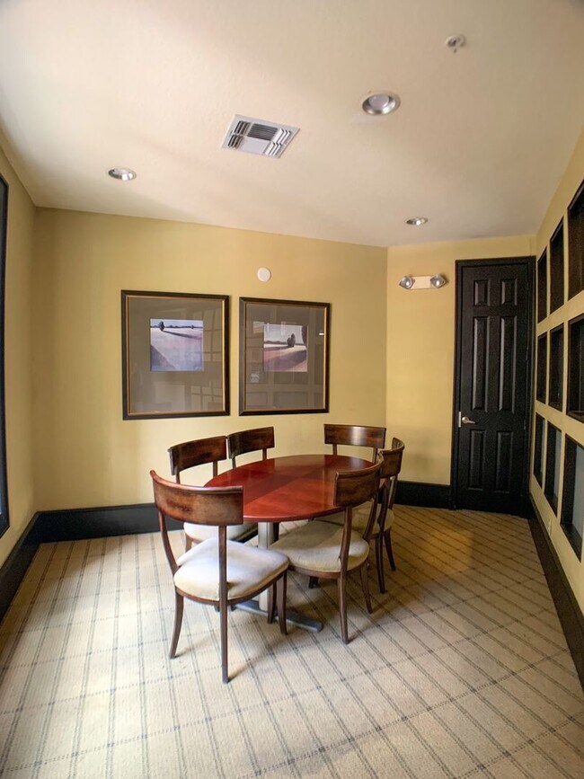 Foto del edificio - Downtown large 1 bedroom with pool view