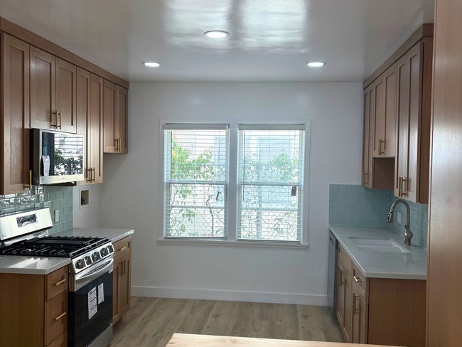 Building Photo - 1802 Ocean Park Blvd