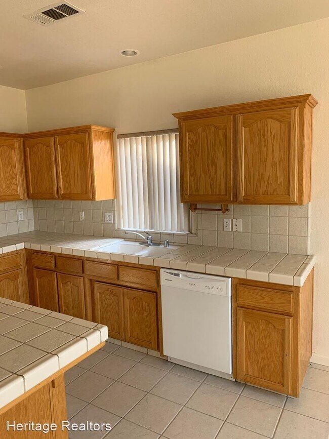 Building Photo - 3 br, 2 bath House - 551 Blue Jay Ave