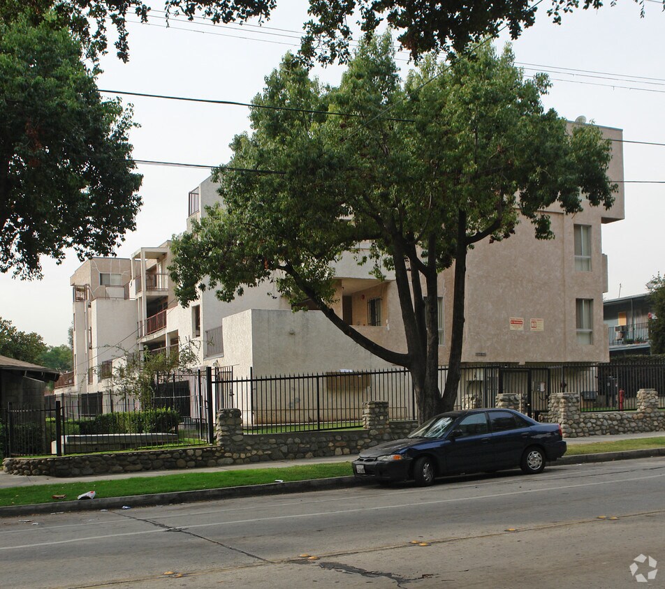 Foto del edificio - 1085 Raymond Ave