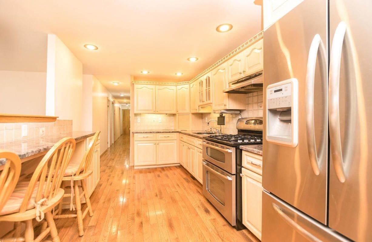 Primary Photo - 2890 Roebling Ave