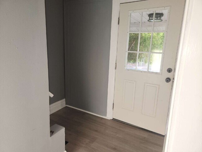 Foto del edificio - Charming & Spacious Updated Brick Home – Prime Location!