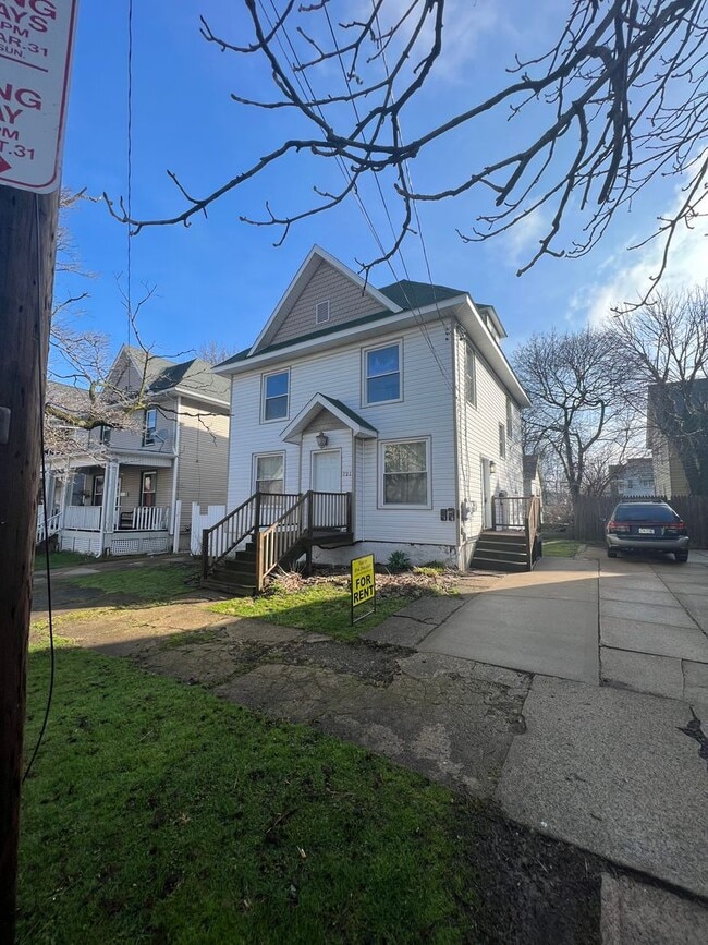 Building Photo - 721 Poplar St