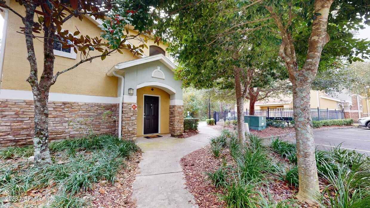 Foto principal - 8539 Gate Pkwy W