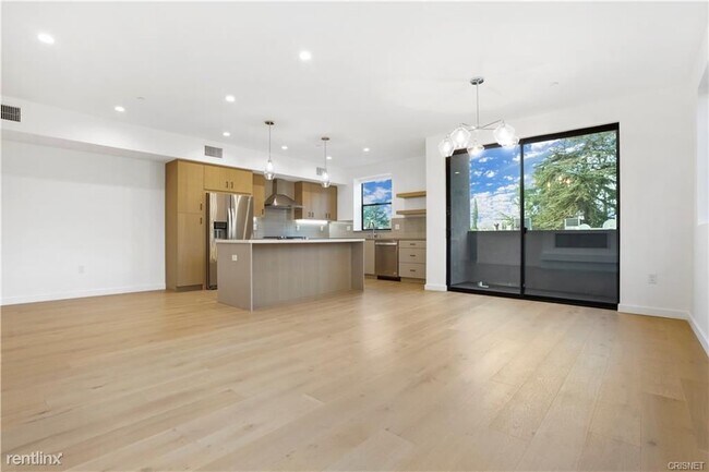 Building Photo - 3 br, 2 bath Condo - 5022 Whitsett Ave # 302