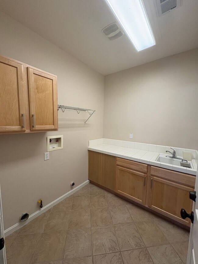 Foto del edificio - SW Visalia Home  In Quite Neighborhood Available Now!