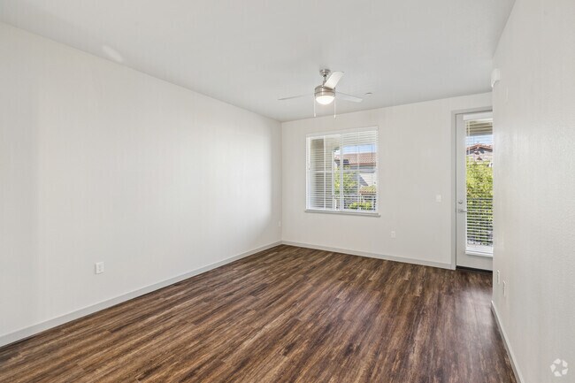 2 habitaciones, 2.5 baños, 1317 pies cuadrados - Sala de estar - Campus Oaks Apartments