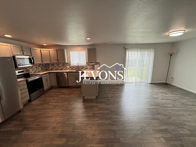 Foto del edificio - $1,250 Rent Credit - Charming 4-bedroom ho...