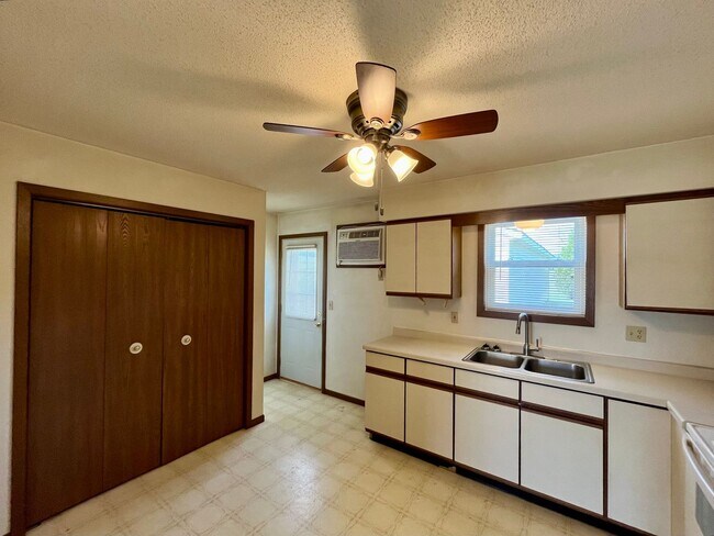 Building Photo - 604 Hollywood Dr