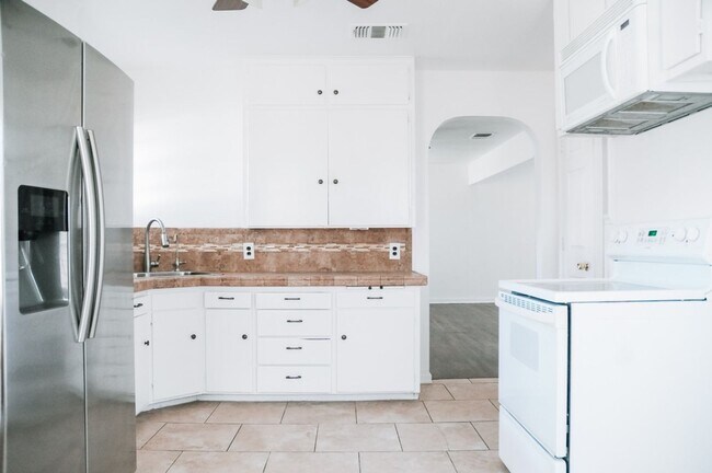 Building Photo - Cute 2 Bedroom 2 Bathroom with lots of cha...