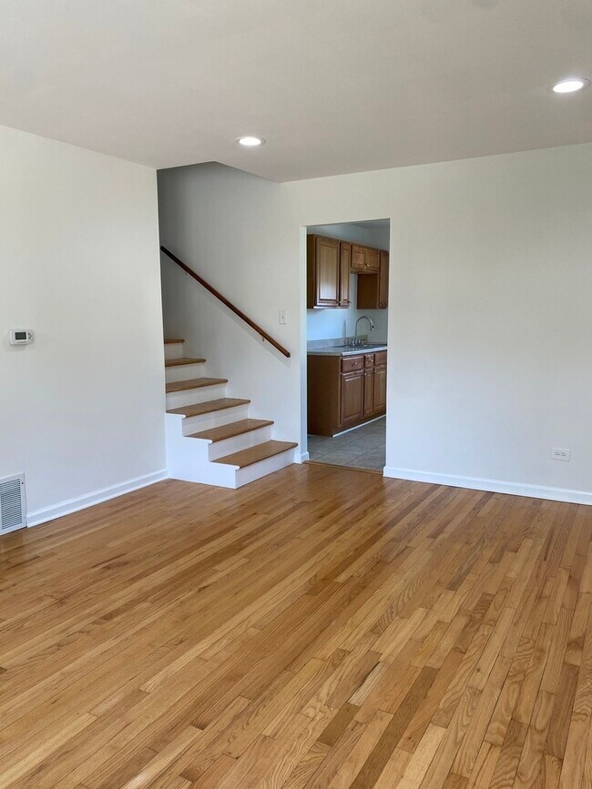Building Photo - 10 E Schubert Ave