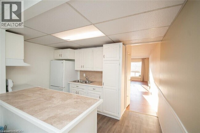 Photo du bâtiment - 8646 Willoughby Dr