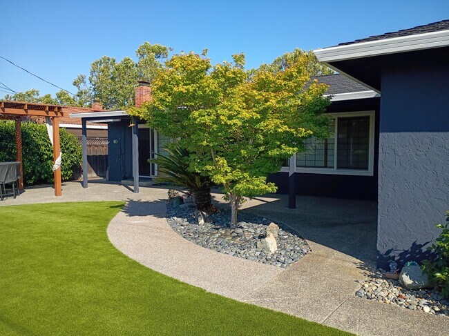 Lovely area with shade - 1519 Altamont Ave