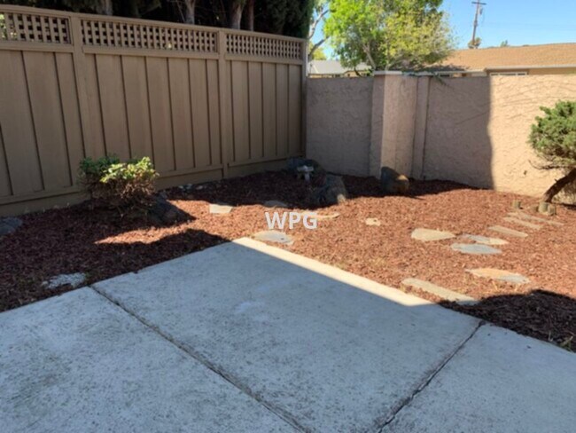 Building Photo - 2062 Holly Branch Ct