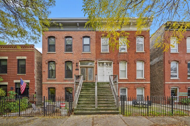 Building Photo - 1946 N Wilmot Ave