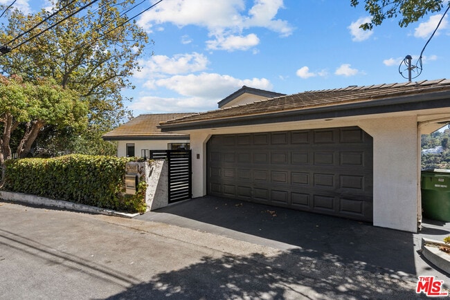 Building Photo - 3665 Alta Mesa Dr
