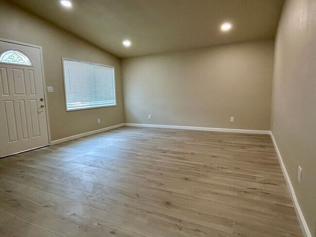Building Photo - Remodeled Home Ready for Move In!