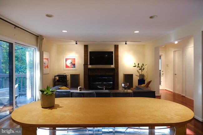 Building Photo - 3307 Mantua Dr