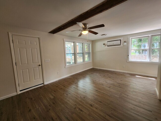 Building Photo - Midtown Duplex Apartment 1 Bed 1 Bath Wate...