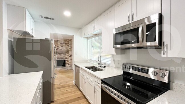 Building Photo - 1802 Palo Duro Dr