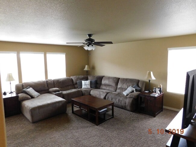 Foto del edificio - STUNNING 2-STORY HOME on CORNER LOT in CUC...